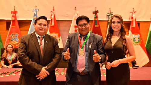 Rector de la UPEA recibe premio a la mejor gestión universitaria
