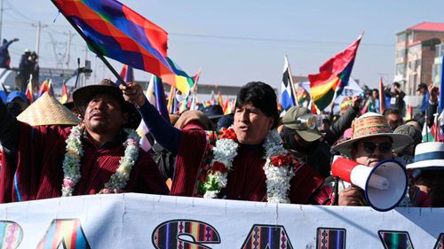 Evo Morales anuncia candidatura con &quot;sigla prestada&quot; y marcha hacia La Paz