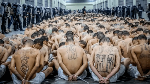 Trump estudia enviar criminales estadounidenses a cárceles de El Salvador