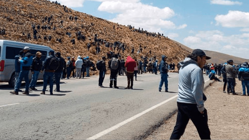 Evistas y arcistas se enfrentan en la carretera Oruro – La Paz