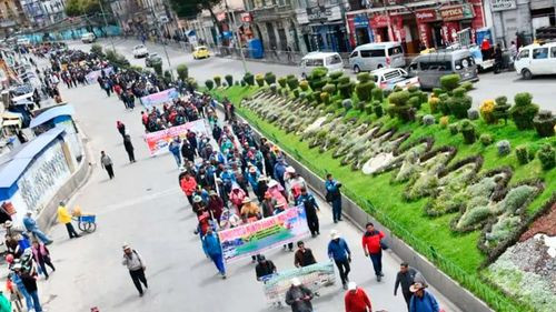 Al menos 26 puntos de bloqueo, marcha de Ponchos Rojos y protestas colapsan La Paz y El Alto