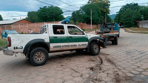 Camioneta policial sufre accidente en Barrio Litoral por presunto exceso de velocidad