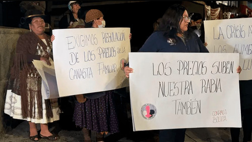 Mujeres marchan con cacerolas exigiendo al Gobierno frenar el alza de precios en los mercados 
