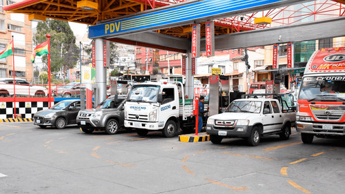 Nueva medida en La Paz: Vehículos sin registro actualizado no podrán cargar combustible