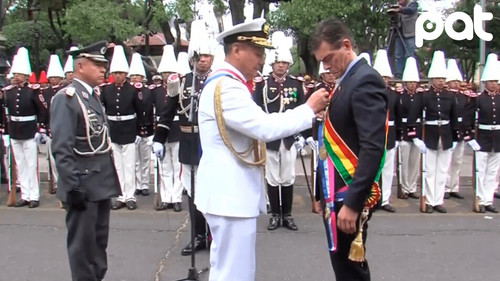 Presidente Paz recibe máxima distinción militar en Sucre