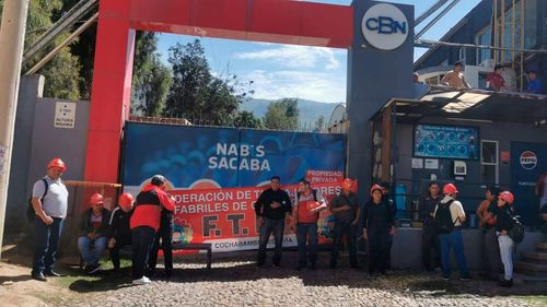 Trabajadores de Pepsi Cochabamba en huelga tras cierre intempestivo de la planta