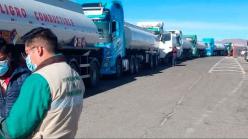 Largas filas de cisternas aguardan para descargar combustible en Palmasola