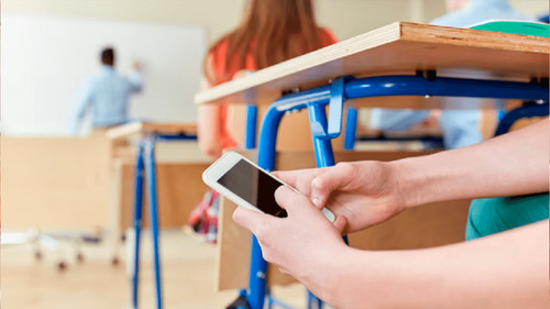 Brasil prohíbe celulares en escuelas para fomentar interacción social y mejorar el aprendizaje