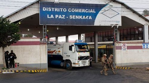 Funcionarios de YPFB detenidos por permitir salida ilegal de cisternas con biodiésel puro